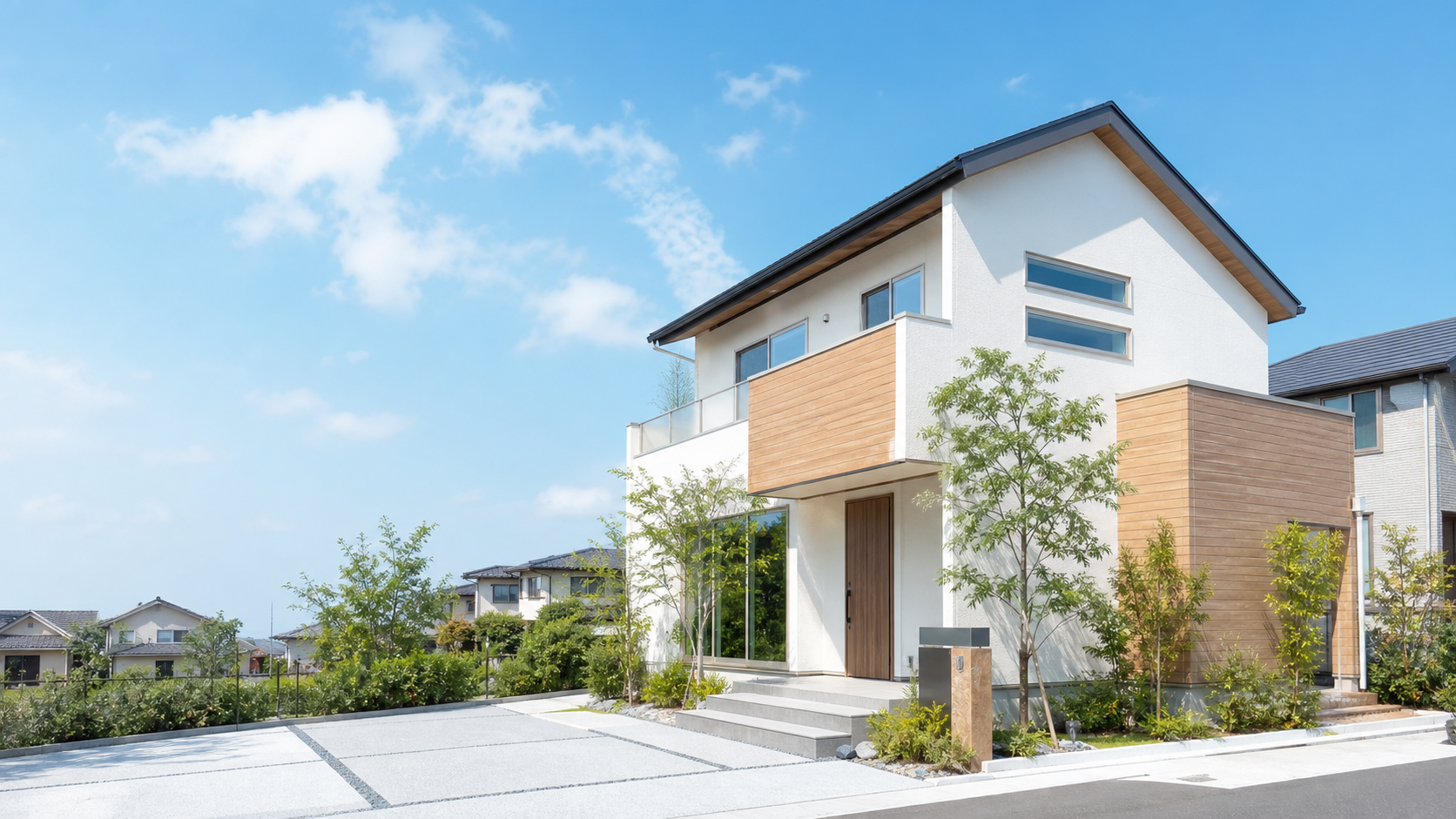澄んだ青空の下に建つ新築一戸建て